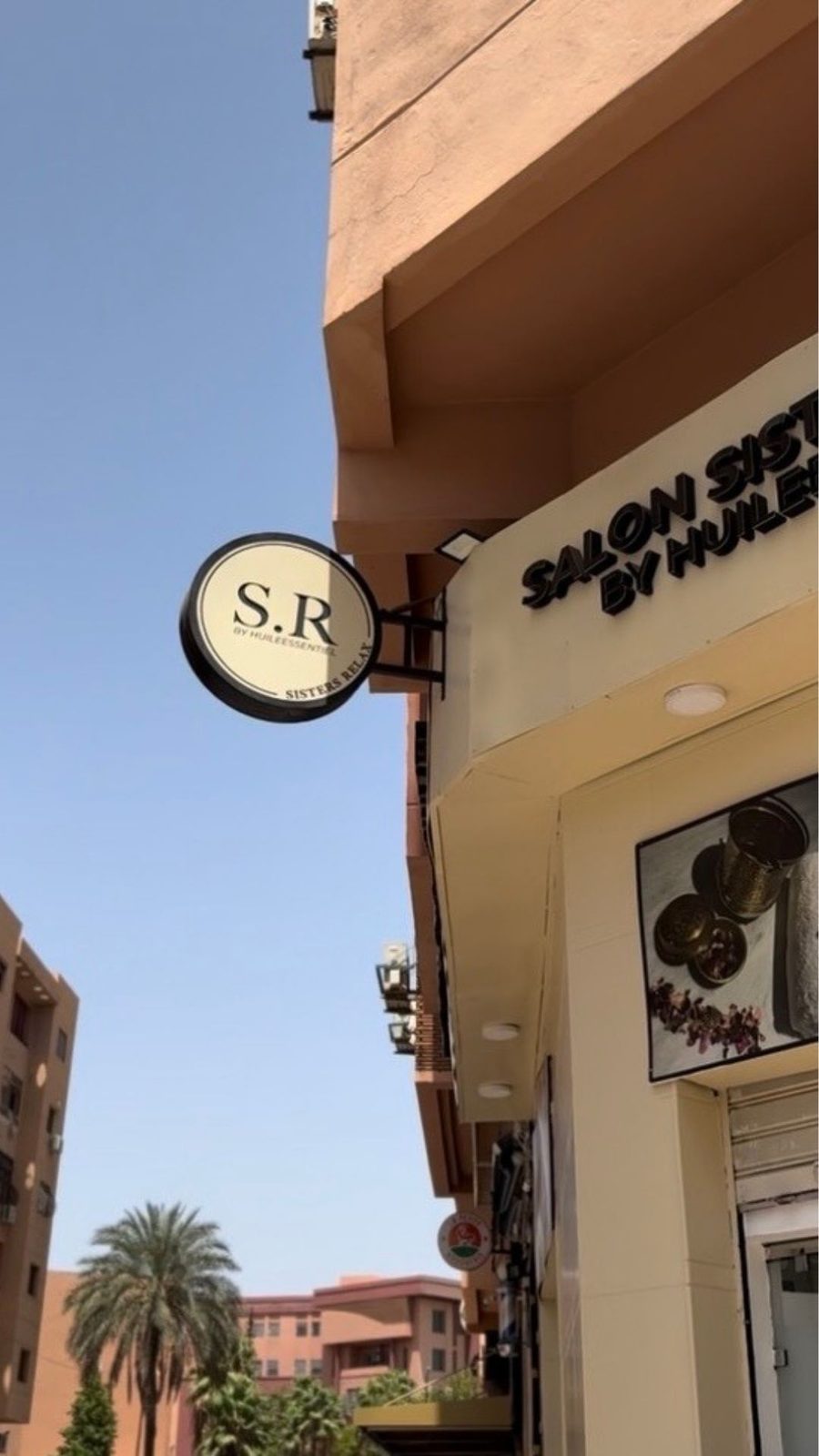 Enseigne du salon Sisters Relax